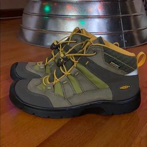 Boys hiking boots brand Keen size 4